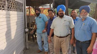 MC teams sealing a shop in Ludhiana for defaulting on property tax on Thursday. (HT Photo) MC teams sealing a shop in Ludhiana for defaulting on property tax on Thursday. (HT Photo)