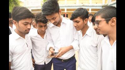 Students check their Class 10 matric results on Thursday. (Santosh Kumar/HT Photo) Students check their Class 10 matric results on Thursday. (Santosh Kumar/HT Photo)