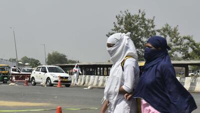 Gurugram, India - March 31, 2022: Pedestrians in the scorching heat on a hot summer day near Medanta Hospital, in Gurugram, India, on Thursday, March 31, 2022. The India Meteorological Department (IMD) predicted that maximum temperature is likely to touch 44 degrees Celsius by Sunday. (Photo by Vipin Kumar/Hindustan Times) **Story pics for Kartik Kumar** (Vipin Kumar/HT PHOTO) Gurugram, India - March 31, 2022: Pedestrians in the scorching heat on a hot summer day near Medanta Hospital, in Gurugram, India, on Thursday, March 31, 2022. The India Meteorological Department (IMD) predicted that maximum temperature is likely to touch 44 degrees Celsius by Sunday. (Photo by Vipin Kumar/Hindustan Times) **Story pics for Kartik Kumar** (Vipin Kumar/HT PHOTO)