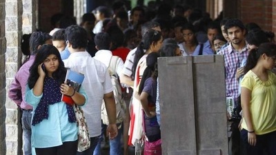 Aspirants of Delhi University undergraduate courses stand in queue to get the centralized admission form at St Stephens College in New Delhi. (File Photo/HT)