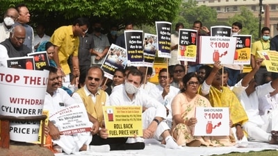 Congress MPs protesting against the hike in diesel and cooking gas prices at Vijay Chowk in New Delhi on Thursday. (Photo by Arvind Yadav)&nbsp; (Hindustan Times )