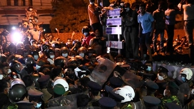 People clash with riot police as they demonstrate outside Sri Lanka President's home to call for his stepping down as the country's unprecedented economic crisis worsened in Colombo, on March 31, 2022. (Photo by Ishara S. KODIKARA / AFP) People clash with riot police as they demonstrate outside Sri Lanka President's home to call for his stepping down as the country's unprecedented economic crisis worsened in Colombo, on March 31, 2022. (Photo by Ishara S. KODIKARA / AFP)
