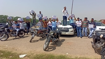 Chandigarh youth congress staged a protest against the central government on the issue of fuel price hike at sector 25 in Chandigarh. The protesters can be seen holding placards, standing on bikes and cars.&nbsp; (Ravi Kumar/HT)