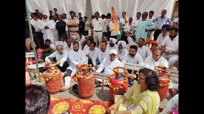 Haryana Congress leaders protesting fuel price rise in Ambala Cantonment on Thursday. (HT Photo)