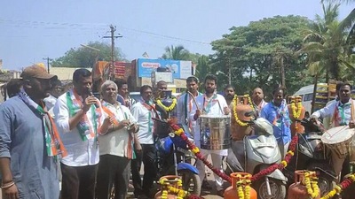 Congress leaders protest against the increase in fuel prices and LPG gas cylinders in Hubli, Karnataka. The protesters have put garlands on gas cylinders as a mark of protest.&nbsp; (ANI)