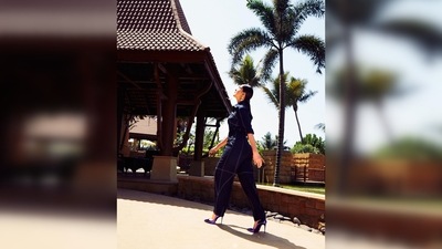 Accessorised with gold half hoop earrings, Mrunal Thakur accessorised her look with purple high heel pumps. (Instagram/@mrunalthakur) Accessorised with gold half hoop earrings, Mrunal Thakur accessorised her look with purple high heel pumps. (Instagram/@mrunalthakur)