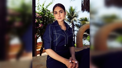 Mrunal Thakur went for the neat middle-parted low sleek ponytail for this look and wore minimal makeup. (Instagram/@mrunalthakur) Mrunal Thakur went for the neat middle-parted low sleek ponytail for this look and wore minimal makeup. (Instagram/@mrunalthakur)