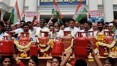 Congress organised Mehengai mukth abhiyan in Bengaluru where Randeep Surjewala, Siddaramaiah and DK Shivakumar were seen holding gas cylinder. (Twitter) Congress organised Mehengai mukth abhiyan in Bengaluru where Randeep Surjewala, Siddaramaiah and DK Shivakumar were seen holding gas cylinder. (Twitter)