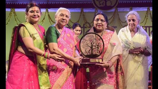 In the presence of Padmasree Malini Awasthi at UPSNA in Lucknow, singer Sharda Sinha receives the Lok Nirmala Award from UP Governor Anandiben Patel.  (Deepak Gupta / HT)