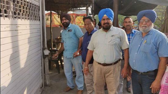 MC teams sealing a shop in Ludhiana for defaulting on property tax on Thursday. (HT Photo)