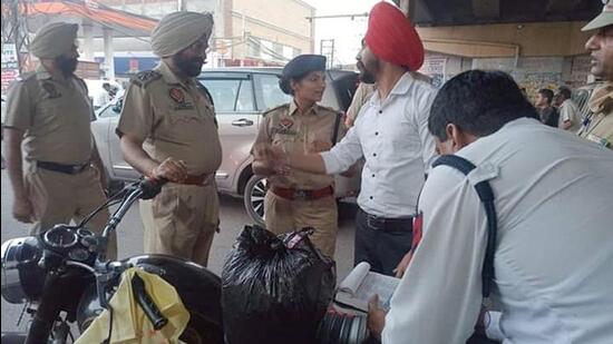the traffic wing of city police commissionerate has started tightening noose around the shops and mechanics’ neck, who are involved in selling or fitting of modified silencers on motorcycles in Ludhiana. (HT FILE)