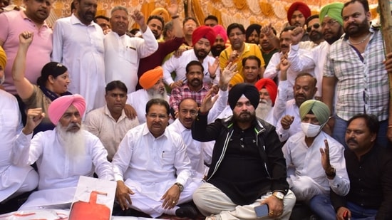Congress leader Navjot Singh Sidhu, OP Soni, along with other party leaders are protesting against the hike in diesel and cooking gas prices at the Hall gate in Amritsar on Thursday.(Sameer Sehgal/Hindustan Times)