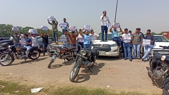 Chandigarh youth congress staged a protest against the central government on the issue of fuel price hike at sector 25 in Chandigarh. The protesters can be seen holding placards, standing on bikes and cars.&nbsp;(Ravi Kumar/HT)
