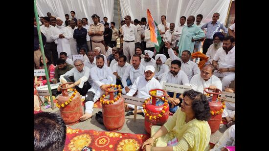 Haryana Congress leaders protesting fuel price rise in Ambala Cantonment on Thursday. (HT Photo)