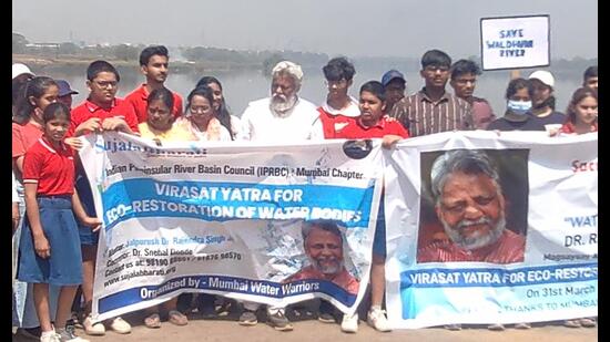 Waterman of India, Rajendra Singh (centre), visited the Kalyan creek on Thursday. He said that after observing the water bodies, he found them to be like nullah, not lake or river. He also interacted with school students and NGOs during his visit, which is a part of Virasat Yatra for eco restoration of water bodies. (SAJANA NAMBIAR/HT PHOTO)