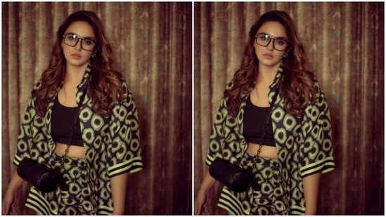 In large framed glasses, Huma decked up in nude eyeshadow, black eyeliner, mascara-laden eyelashes, drawn eyebrows, contoured cheeks and a shade of nude lipstick.(Instagram/@iamhumaq)