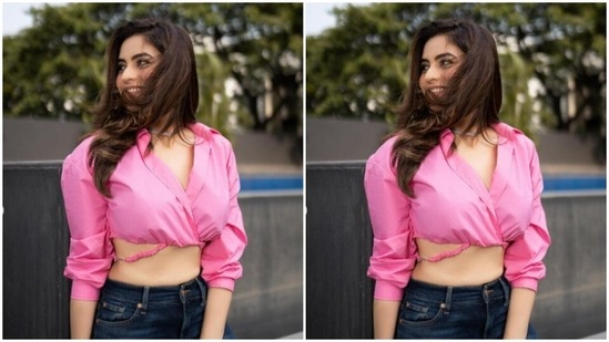 Aamna paired a bright pink satin cropped top with a pair of denims.(Instagram/@aamnasharifofficial)