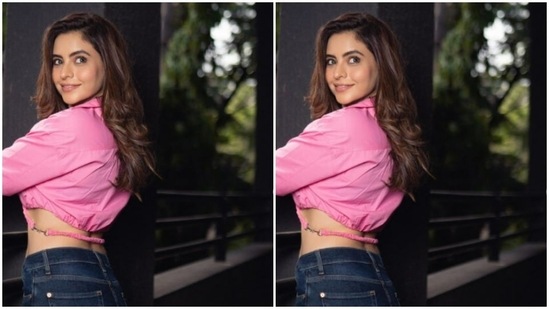 Aamna’s cropped top came with midriff-baring details and a belt of sorts tied to the back. In a silver chain, Aamna accessorised her look.(Instagram/@aamnasharifofficial)
