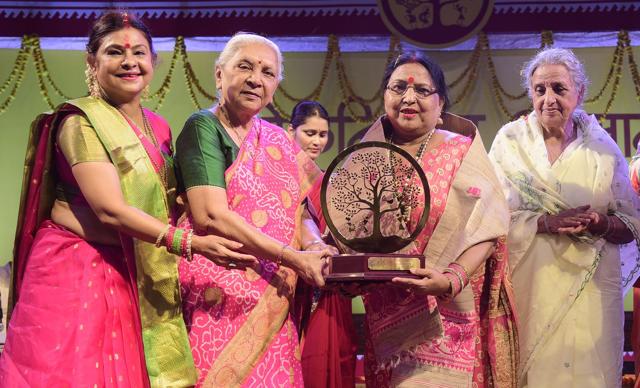 Singer Sharda Sinha receiving Lok Nirmala Award from UP Governor Anandiben Patel in presence of Padma Shri Malini Awasthi at UPSNA in Lucknow. (Deepak Gupta/HT) Singer Sharda Sinha receiving Lok Nirmala Award from UP Governor Anandiben Patel in presence of Padma Shri Malini Awasthi at UPSNA in Lucknow. (Deepak Gupta/HT)