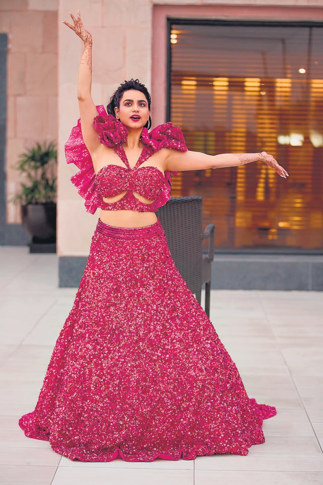 This dazzling shimmery skirt and cut-out top by designer Suneet Varma can be a refreshing replacement for those predictable reception gowns. This dazzling shimmery skirt and cut-out top by designer Suneet Varma can be a refreshing replacement for those predictable reception gowns.