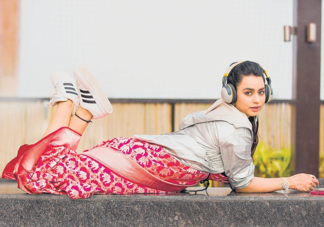 We teamed this hot pink handwoven katan silk saree by Weaver Story with Soundarya’s silver jacket and white sneakers and for a funky, devil-may-care look. We teamed this hot pink handwoven katan silk saree by Weaver Story with Soundarya’s silver jacket and white sneakers and for a funky, devil-may-care look.