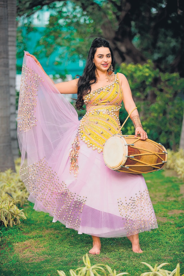 The cheerful colours and the tulle fabric that creates stunning movements make this outfit a fun choice for the sangeet ceremony. The cheerful colours and the tulle fabric that creates stunning movements make this outfit a fun choice for the sangeet ceremony.