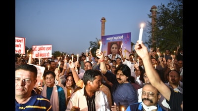 Rajasthan doctors hold protest at Amar Jawan Jyoti after Archana Sharma, a gynecologist at a private hospital in Dausa Lalsot, allegedly died by suicide after being booked on murder charges in the death of a pregnant woman during childbirth, Jaipur, March 31, 2022 (ANI) Rajasthan doctors hold protest at Amar Jawan Jyoti after Archana Sharma, a gynecologist at a private hospital in Dausa Lalsot, allegedly died by suicide after being booked on murder charges in the death of a pregnant woman during childbirth, Jaipur, March 31, 2022 (ANI)