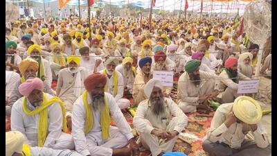 he BKU (Ekta Ugrahan) on Friday staged a protest near Muktsar district administrative complex (DAC) against the alleged use of force by the police on protesting farmers on March 28.