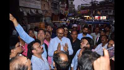 Deputy chief Minister Brijesh Pathak visited the site of the fire incident on Gwyne road on Friday evening. He interacted with the local traders and ordered a probe into the fire incident. He also assured all possible help to the victims. (HT PHOTO)