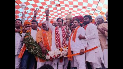 UP cabinet Minister Anil Rajbhar being welcomed by BJP workers and supporters in Sarnath on Friday. (HT PHOTO)