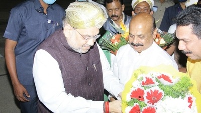 Home Minister Amit Shah was received by Chief Minister Bommai and BJP MP Tjejasvi Surya at the HAL airport in Bengaluru. Home Minister Amit Shah was received by Chief Minister Bommai and BJP MP Tjejasvi Surya at the HAL airport in Bengaluru. 