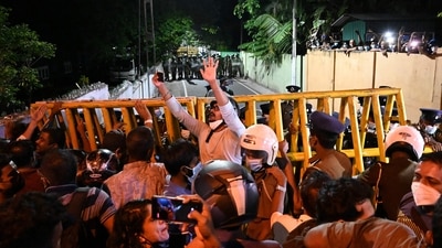 People shout slogans as they gather outside Sri Lanka President's home to call for his stepping down as the country's unprecedented economic crisis worsened in Colombo. (AFP) People shout slogans as they gather outside Sri Lanka President's home to call for his stepping down as the country's unprecedented economic crisis worsened in Colombo. (AFP)
