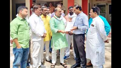 Congress members submitting the memorandum at the district magistrate’s office in Varanasi on Friday. (HT PHOTO)