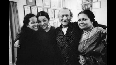 Pandit Ravi Shankar with wife Sukanya Shankar (right) and daughters Anoushka Shankar and Norah Jones. (Alan Kozlowski) Pandit Ravi Shankar with wife Sukanya Shankar (right) and daughters Anoushka Shankar and Norah Jones. (Alan Kozlowski)