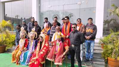 Ramlila artistes and the team behind its traditional form. (HT Photo) Ramlila artistes and the team behind its traditional form. (HT Photo)