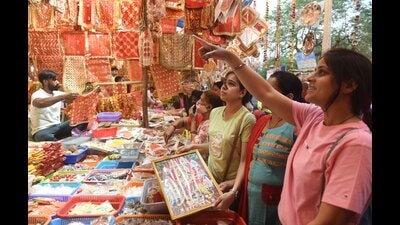 Devotees doing last minute shopping for the nine-day Navratri in Lucknow on Friday. (Deepak Gupta/ht photo)