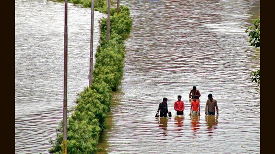 In 2006, a deluge covered 80% of the city for four days. In the years since, Surat has set up an early warning system for downpours and flooding. The city is also borrowing mitigation methods from the Netherlands. (PTI)