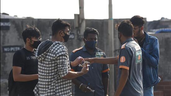 During the pandemic, BMC marshals penalised citizens for violating Covid-safety norms. (Vijay Bate/HT Photo)