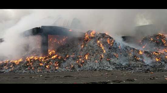 The Barave dry waste transfer station in Kalyan (W) caught fire early in the morning on Friday. (HT PHOTO)