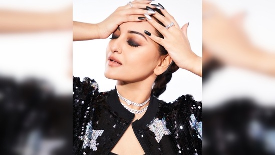 For her hairdo, Sonakshi Sinha added extensions and opted for the sleek high braid look.(Instagram/@aslisona)