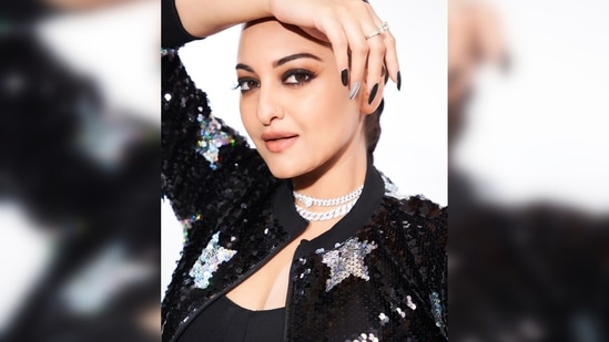 Sonakshi Sinha wore double layered silver chain necklaces and rings on both her fingers. She went for black and silver nails to it match her outfit.(Instagram/@aslisona)