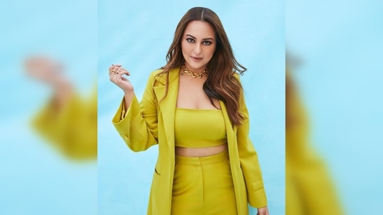 Sonakshi Sinha's outfit comes with a cropped blouse, a pair of high rise trousers and an ankle-length jacket with flared sleeves.(Instagram/@aslisona)