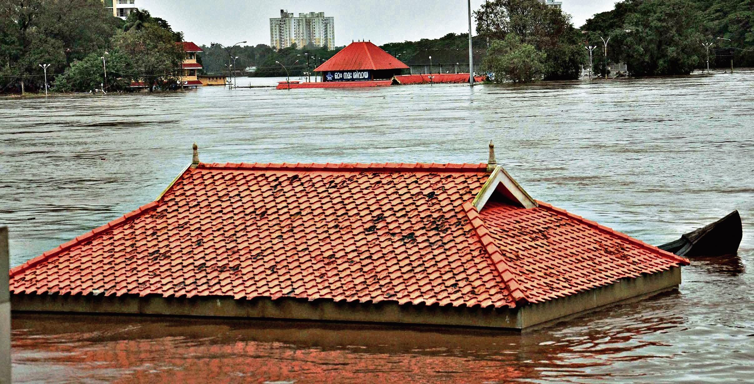 A flooded Kochi neighbourhood in 2013. As the Arabian Sea warms, Kochi finds itself susceptible to cyclones from both coasts. One of the only mitigation plans in the works so far involves the restoration of the city’s canals. (PTI)