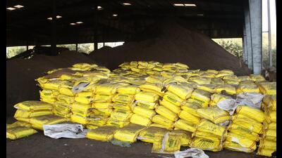 Organic fertilizers packed in bags before being supplied to farmers across the State by the Kalyan Dombivli Municipal Corporation. The fertilizers are generated from wet waste in the city. (HT PHOTO) Organic fertilizers packed in bags before being supplied to farmers across the State by the Kalyan Dombivli Municipal Corporation. The fertilizers are generated from wet waste in the city. (HT PHOTO)