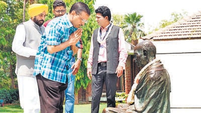 Delhi chief minister Arvind Kejriwal and his Punjab counterpart Bhagwant Mann pay tribute to Mahatma Gandhi at Sabarmati Ashram in Ahmedabad on Saturday. (Twitter) Delhi chief minister Arvind Kejriwal and his Punjab counterpart Bhagwant Mann pay tribute to Mahatma Gandhi at Sabarmati Ashram in Ahmedabad on Saturday. (Twitter)