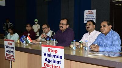 Members of the Ludhiana unit of the Indian Medical Association condemning violence against doctors on Saturday. (HT Photo) Members of the Ludhiana unit of the Indian Medical Association condemning violence against doctors on Saturday. (HT Photo)