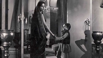 Film writer Vaibhav Vishal tweeted the picture and wrote it shows Shashi Tharoor as a child actor. (Screengrab) Film writer Vaibhav Vishal tweeted the picture and wrote it shows Shashi Tharoor as a child actor. (Screengrab)