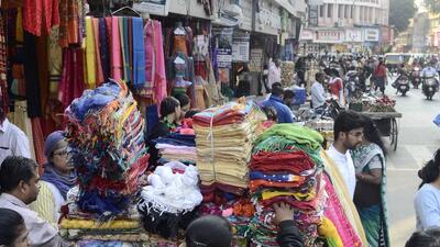 The Pune Municipal Corporation (PMC) has started to collect  ₹50 per day from hawkers who are doing business illegally on public roads. (HT FILE PHOTO)