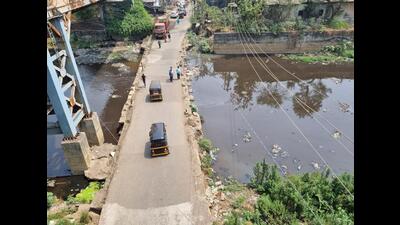 The 40-year-old bridge connecting Ulhasnagar railway station and Ulhasnagar 3 would be rebuilt with an increased height, says the civic body. (HT PHOTO)