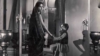 Bollywood writer Vaibhav Vishal claimed the child in this photo is Shashi Tharoor whose screen name was Master Gyaan. It was an April Fool joke.&nbsp;